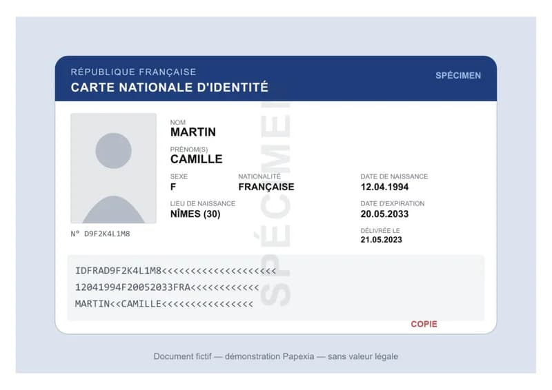 Carte d’identité fictive avec seulement la mention « COPIE » dans un coin : un simple recadrage suffit à la faire disparaître.